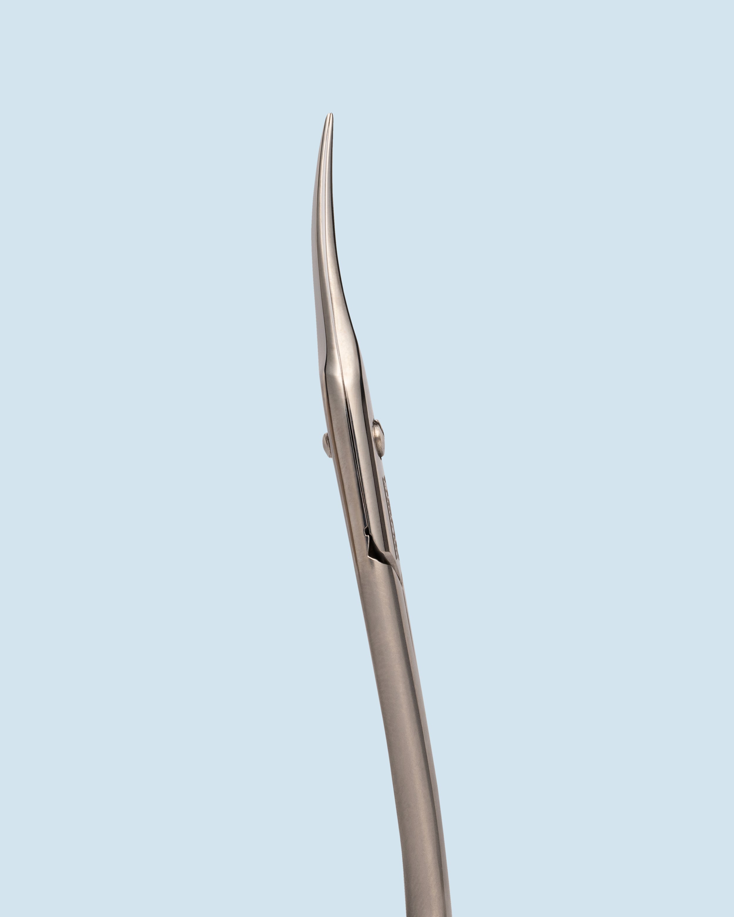 HEAD Cuticle Scissors SX-4-18 Wave – fijne precisieschaar voor het veilig en nauwkeurig knippen van nagelriemen, met golvend blad.