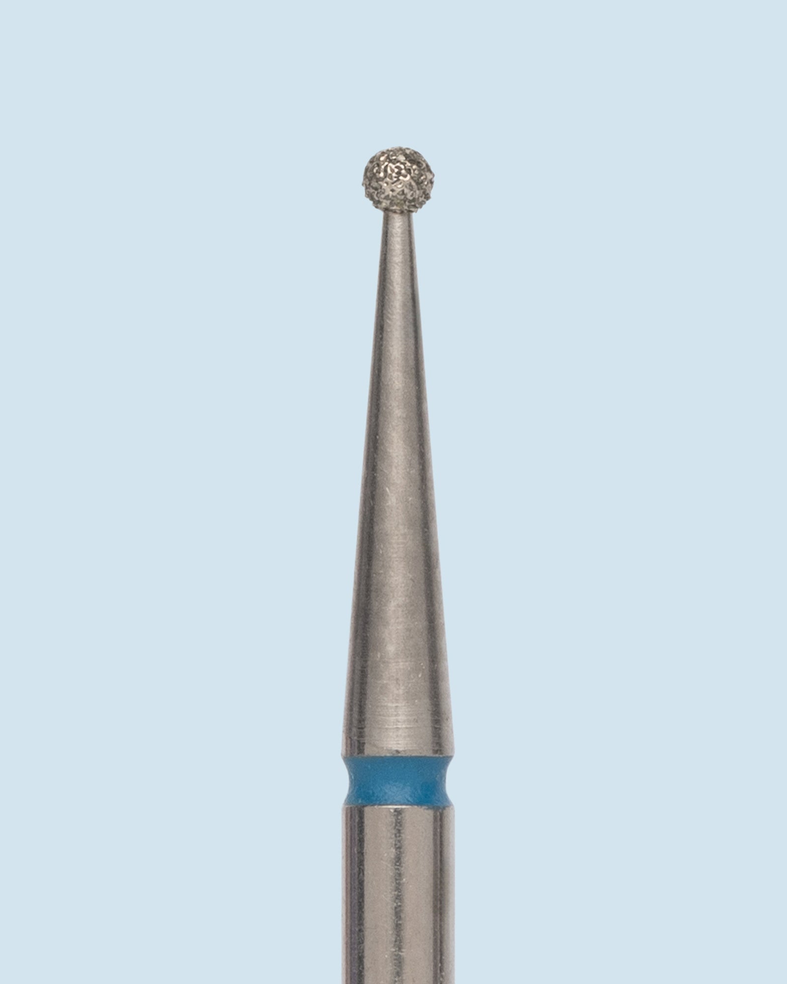 HEAD Diamond Bur Ball Blue diamantfreesbit met bolvormige kop en blauwe grit voor het nauwkeurig verwijderen van losse nagelriemen, dode huidcellen en het verfijnen van de nagelomgeving tijdens professionele manicurebehandelingen.