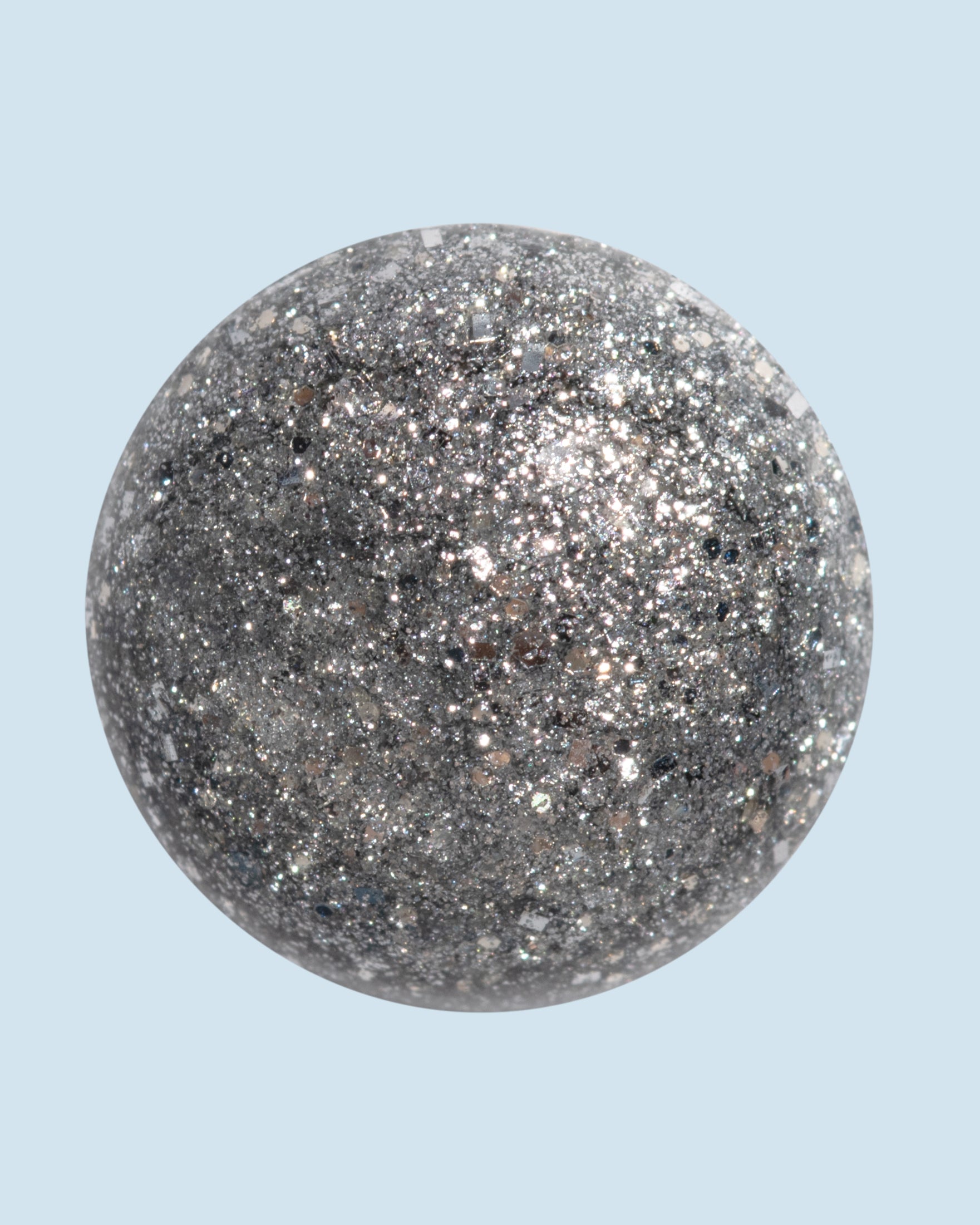 Silver Rain gelpolish 15 ml van The Polished – elegante zilvergrijze kleur met een subtiele, sprankelende metallic uitstraling.