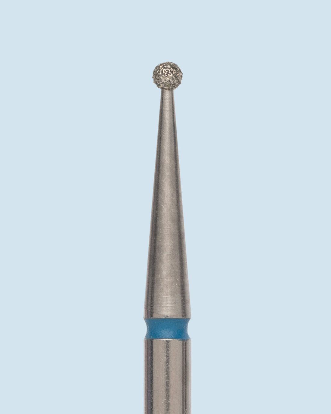 HEAD Diamond Bur Ball Blue diamantfreesbit met bolvormige kop en blauwe grit voor het nauwkeurig verwijderen van losse nagelriemen, dode huidcellen en het verfijnen van de nagelomgeving tijdens professionele manicurebehandelingen.