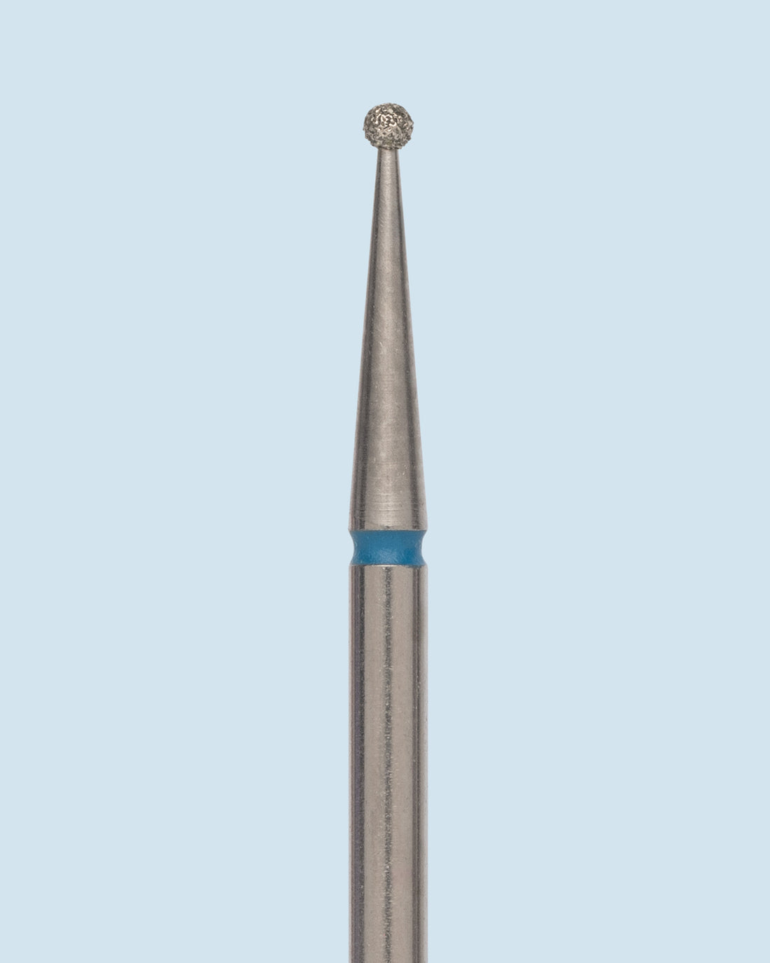 HEAD Diamond Bur Ball Blue diamantfreesbit met bolvormige kop en blauwe grit voor het nauwkeurig verwijderen van losse nagelriemen, dode huidcellen en het verfijnen van de nagelomgeving tijdens professionele manicurebehandelingen.