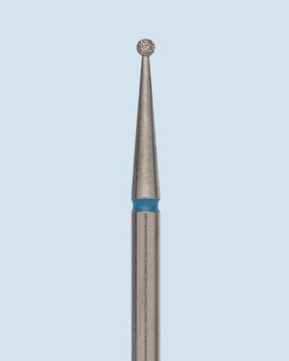 HEAD Diamond Bur Ball Blue diamantfreesbit met bolvormige kop en blauwe grit voor het nauwkeurig verwijderen van losse nagelriemen, dode huidcellen en het verfijnen van de nagelomgeving tijdens professionele manicurebehandelingen.